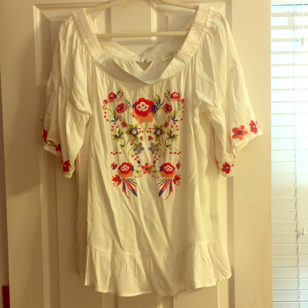 Off the Shoulder embroidered Top